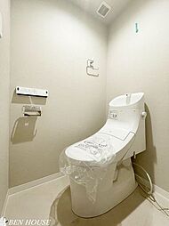 [トイレ] トイレ・清潔感のある明るいトイレ空間。シャワー洗浄機能付き。リモコンは操作性の良い壁掛けタイプです。