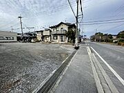 前面道路は広く出入りも楽にできます。