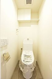 [トイレ] 白を基調とした明るく清潔感のある空間に仕上がりました。人気のウォシュレットを採用し日々の生活を快適にします。