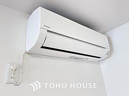 [設備] エアコンは空気を汚さず場所も取らないので、お部屋を広く使えます。設置工事などの初期費用がカットできるのは嬉しいですね。