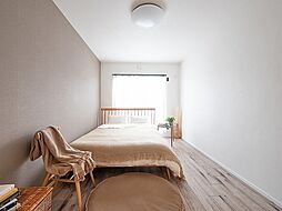 [寝室] 窓のある明るいベッドルーム