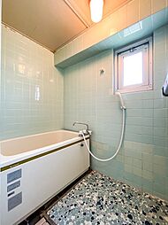 [風呂] 浴室には窓があり換気ができます。