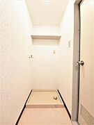 脱衣所には洗濯機置き場があります。防水パンは備え付けです。