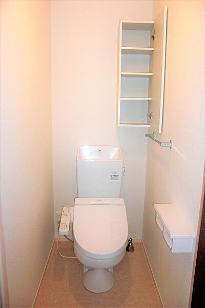 画像10:ウォシュレットトイレ。便利な収納ボックス付きです。