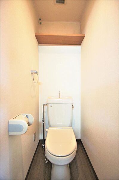 画像15:トイレはきれいに清掃されております。上部に小棚があります。