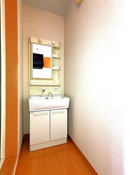 画像18:洗面所には洗面化粧台があります。