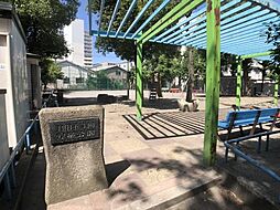 [周辺] 羽田五丁目児童公園【羽田五丁目児童公園】ベンチ、砂場、滑り台、ブランコ、公衆トイレなどがあり、お子さんと遊ぶのに最適な公園です。 350m