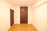 ＊北西側の洋室＊収納がついており、使いやすいお部屋です。全居室収納付きです。広々としたお部屋で、過ごしやすそうですね。