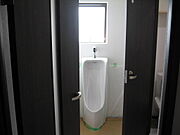 男性専用トイレは、４階にあります。