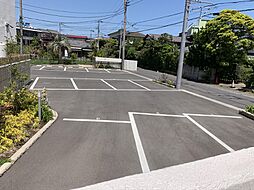 [駐車場] 一部屋につき一台分の駐車スペースがあります。