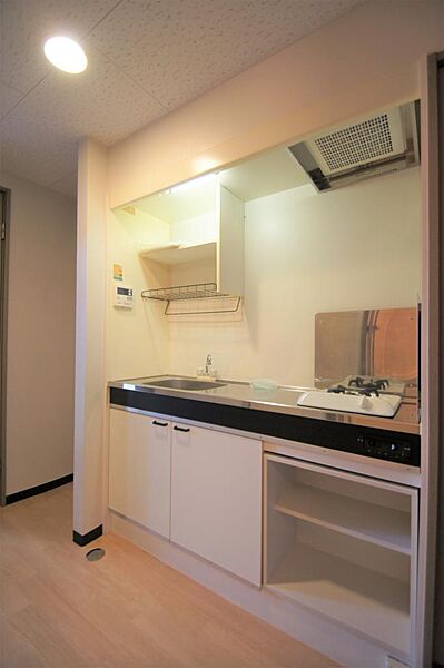 画像11:キッチンは一口ガスコンロ完備。棚や収納スペースが充実していて使い勝手良好。