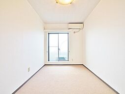 [寝室] 白を基調とした部屋は、部屋をより広く見せてくれます。光を反射するので部屋を明るく美しく見せる効果もあります。