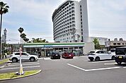 【ファミリーマート与次郎一丁目店】鹿児島市与次郎1丁目にあるコンビニです。設備・サービス　駐車場あり、鹿児島銀行ATM、マルチコピー機、イートインなど 440m