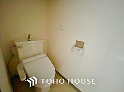 [トイレ] 清潔感あるホワイト調のクロスと温もり溢れるモダンカラーの床材が見事に調和した本邸宅は、毎日の生活を少しでも快適に過ごして頂ける様に落ち着いた雰囲気作りから行っています。