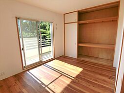 [寝室] 全室に収納スペースを設けているので、お部屋を広々快適に利用できますね。