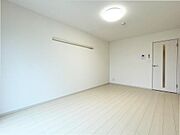 洋室9.36帖、照明器具は備え付けです。