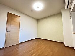 [内装] 【リフォーム済】約6.9帖の洋室です。床はフローリング張替、天井クロス張替致しました。