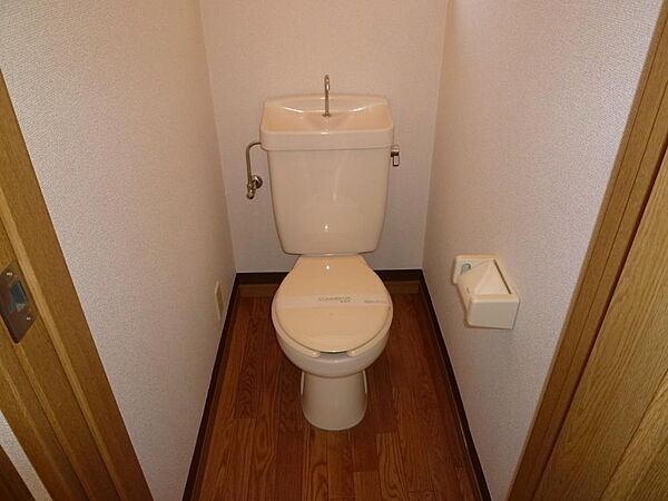 ご覧のとおりゆったりとしたトイレです。ゆっくりご使用したい方にも十分です。戸建てならではの窓付きです。