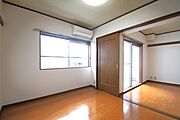 洋室6帖、照明器具は備え付けです。