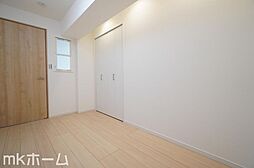 [子供部屋] 白で統一された洋室は多彩なインテリアにマッチします！収納も豊富に用意されており生活しやすい空間です！