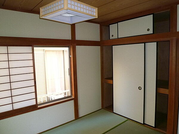 収納多めの和室。畳なので冬場は足元が冷たくなく、快適な生活が可能です。日本人ならば1部屋は欲しいお部屋です。