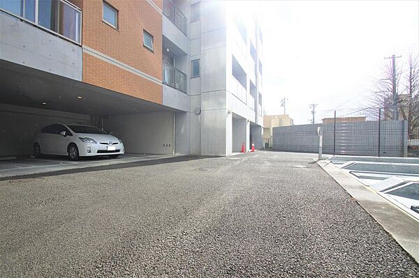 画像29:駐車場はマンション西側にあります。空車状況要確認。