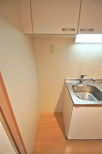画像14:キッチン横に冷蔵庫置き場があります。