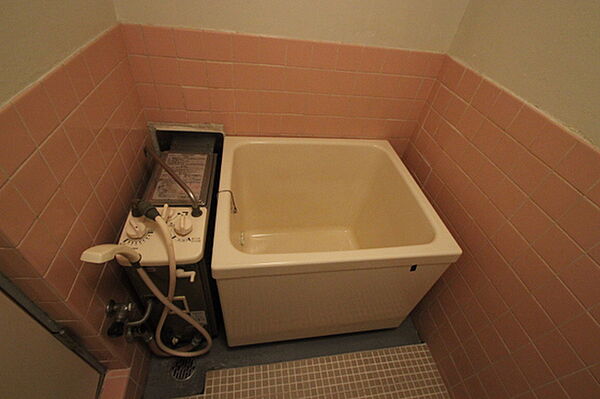 浴室：※別号室の写真です。