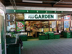 [周辺] FUJI GARDEN保土ヶ谷店まで827m、保土ヶ谷駅西口直結のスーパー。夜21時まで営業しています。