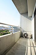 バルコニーは広く開放的です。