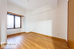 [寝室] 住まう方自身でカスタマイズして頂けるように「シンプル」にデザインされた室内。自由度が高いので家具やレイアウトでお好みの空間を創り上げることができます。