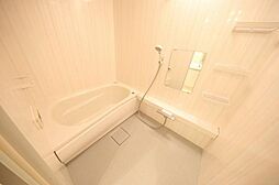 [風呂] 窓のある開放的なバスルームは一日の疲れを癒すくつろぎの場所。一日の終わりに贅沢なバスタイムを。浴室乾燥機付きです。