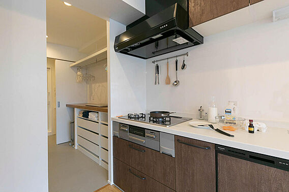 キッチン横には...