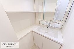 [洗面] 三面鏡洗面化粧台の裏には収納スペースがあります。歯ブラシやスキンケア用品などを置くのにちょうど良いですね！