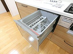 [キッチン] 家事の負担を減らせる食洗機付き。手洗いより少ない水量で洗えるエコ設備です。