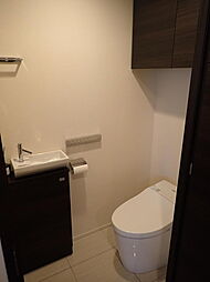 [トイレ] トイレ内に手洗い水栓がついているので衛生的です。