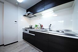 [キッチン] 作業スペースがゆったりとれる背面型キッチン