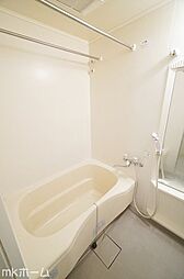 [風呂] 足を延ばし入浴できる大きな浴槽は一日の疲れを癒してくれる空間です！癒しのひと時をお過ごしください！
