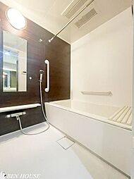 [風呂] 浴室・雨の日のお洗濯や寒い日の入浴に便利な浴室換気乾燥暖房機つきのバスルーム。お湯張りや追い焚きもラクラクなオートバスです。