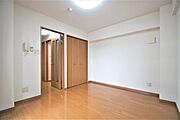 洋室6.8帖、照明器具は備え付けです。