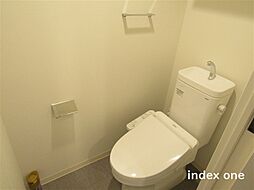 [トイレ] トイレは温水洗浄便座　上部吊り棚も設置済みです！