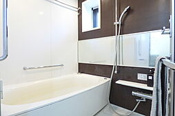 [風呂] 窓付き、換気しやすい浴室。浴室乾燥機・追炊き機能付き