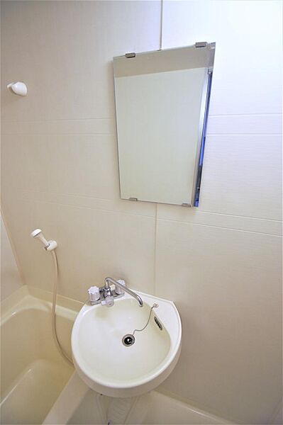 画像15:浴室内に洗面台があります。