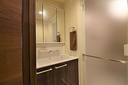 [洗面] 大きく見やすい三面鏡で清潔感ある洗面台。収納も多くコスメ等もスッキリと片付きます。