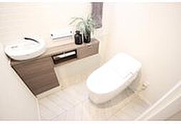 [トイレ] 白を基調とし、清潔感のある空間に仕上がりました。人気のウォシュレットタイプを採用し、日々の生活を快適に