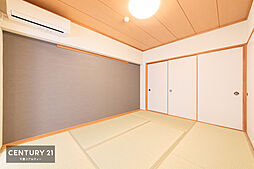 [内装] 畳の香りが安らぎを与える、リラックス空間です。収納力もあるので、客間としてお布団も収納できます。