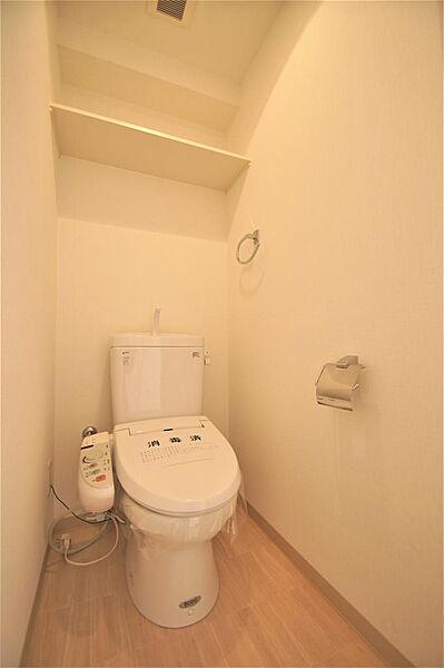 画像17:トイレは温水洗浄機能付きで、小物を置ける棚もあります。