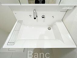 [洗面] 洗面台が深めで大きいので、身だしなみを整えるだけでなく、ちょっとした手洗い洗濯物などにも利用でき便利ですね。