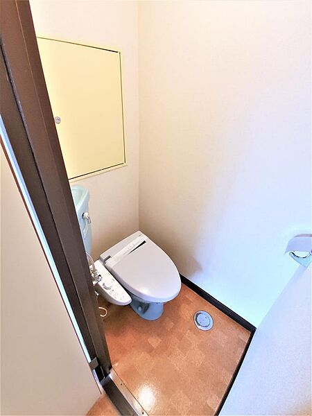 画像19:トイレは温水洗浄機能付きです。