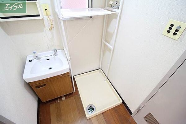 画像12:独立洗面台、室内洗濯機置き場